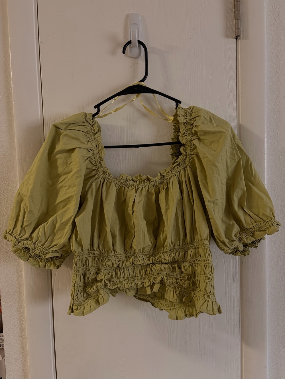 Levi’s Smocked Puff Sleeve Crop Top - Light Olive Green
